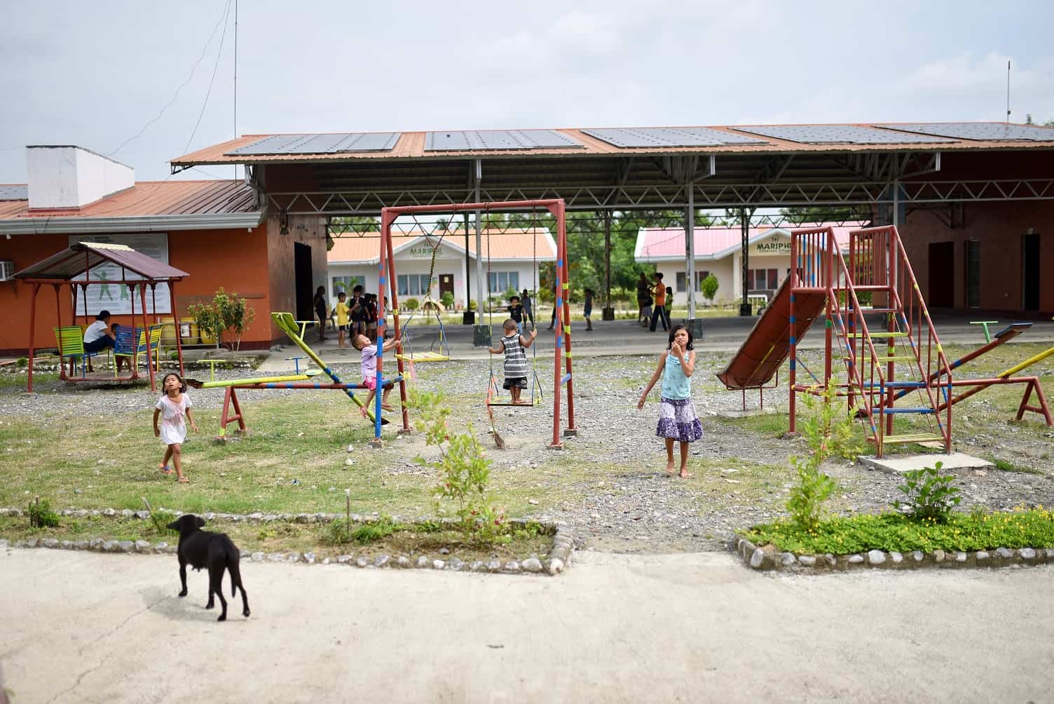 sozial-benachteiligte-kinder-kinder-auf-den-philippinen-auf-dem-spielplatz